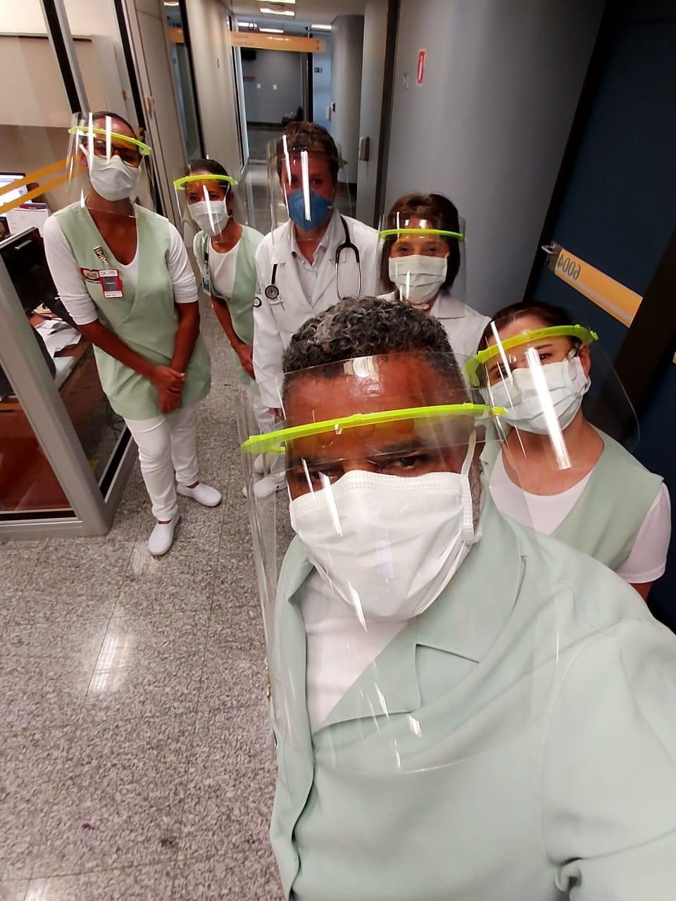 Selfie de enfermeiras e médicos de um hospital usando as face shields recebidas